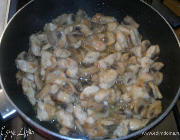 затем их соединяем и добавляем орехи,солим перчим