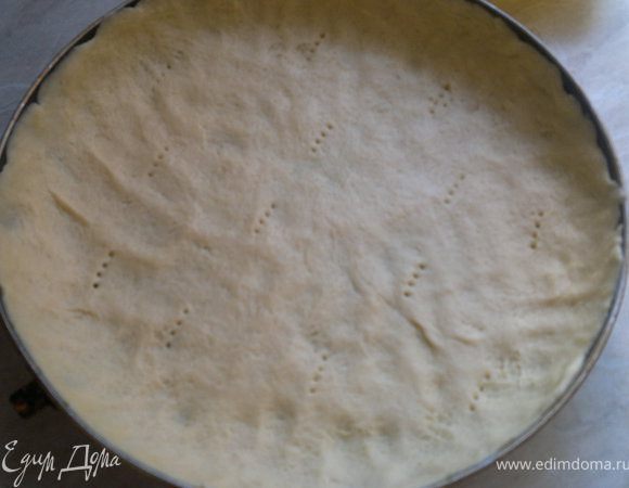 тесо выкладываем в форму,делаем бортик,прокалываем вилкой