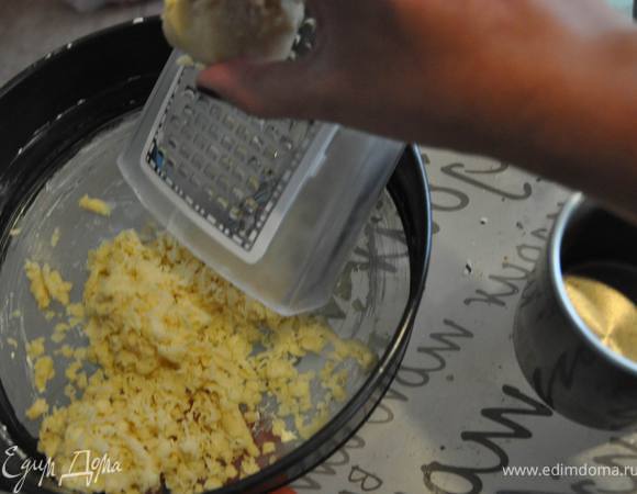 на терке потереть половину шариков - прямо на форму трите. Примечание - чем меньше шарик-тем удобнее его тереть- тесто не успевает нагреваться от тепла рук, соответственно поэтому и делайте сколько угодно шариков, но сначала трите половину