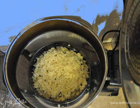 потереть вторую половину теста