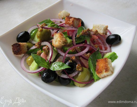 Масло и горчицу взбить и полить салат. Посыпать крутонами. Приятного аппетита! Не смотря на простоту салат очень вкусный и красиво смотрится на столе:))