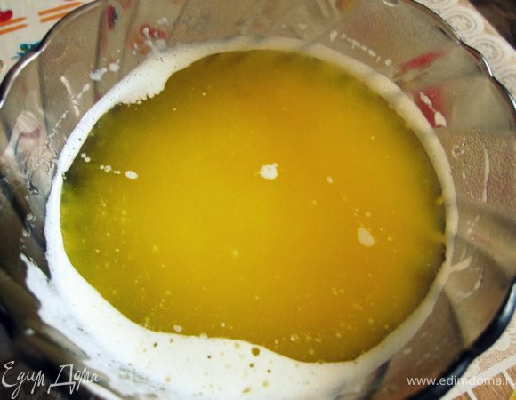 Растопить сливочное масло на плите на медленном огне или в микроволновой печи на небольшой мощности.