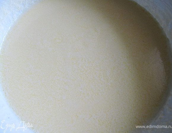 Смешать растопленное масло со сметаной.