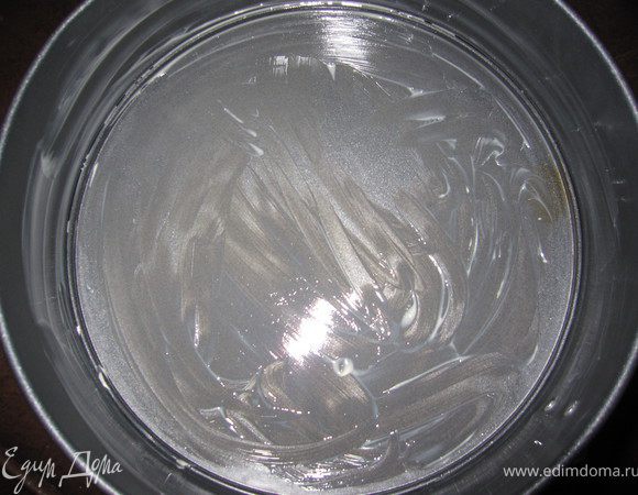 Смазать разъёмную форму (можно взять обычную с высокими бортами) маслом. 