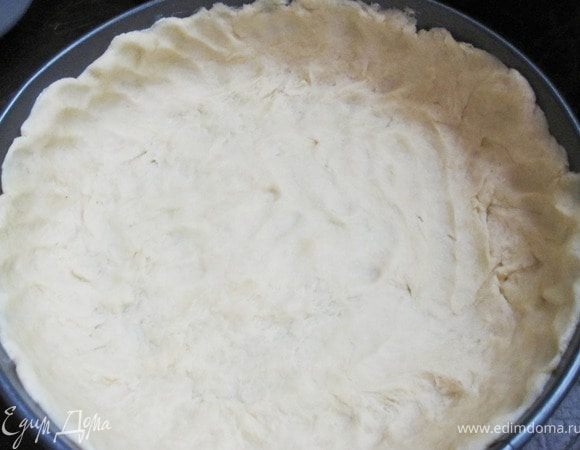 Распределить тесто руками по дну и стенкам формы, сделав бортики.