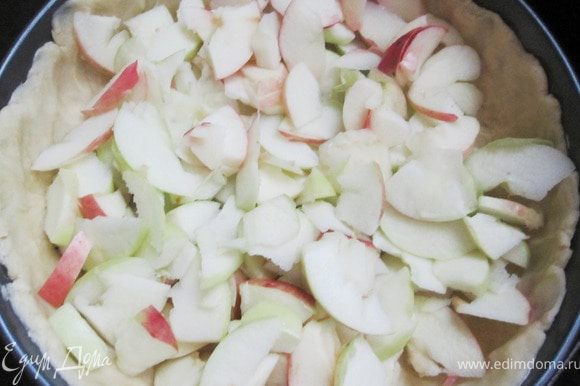 Яблоки вымыть, почистить, вырезать сердцевину, нарезать тонкими ломтиками и распределить по форме.