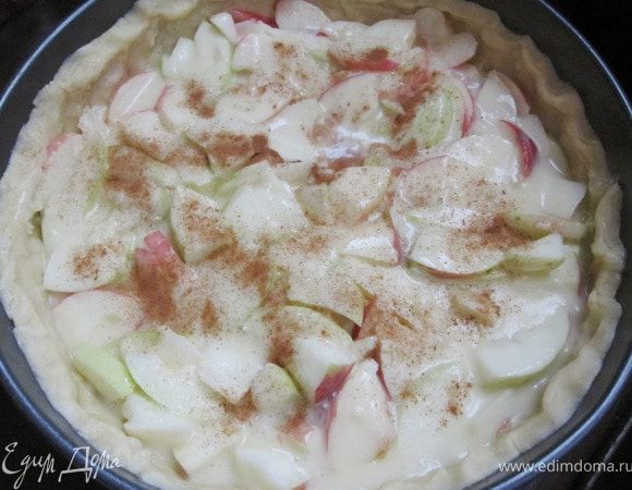 Залить яблоки сметанной заливкой, равномерно распределив её. По желанию посыпать корицей.