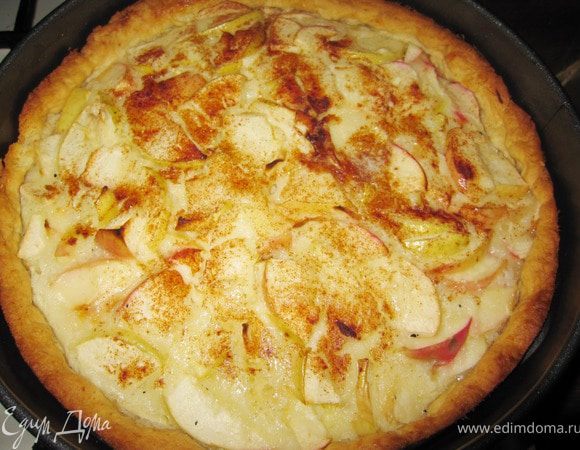 Выпекать пирог в предварительно разогретой духовке при температуре 180 градусов 45-50 минут.
Мой пирог готовился 40 минут. 

Приятного аппетита :)