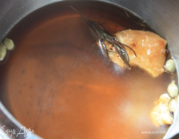 Приготовить глинтвейн из белого вина: Все ингредиенты для глинтвейна подогреть в кастрюле с толстым дном и держать на маленьком огне примерно 10 мин. Сахар или мед должны полностью раствориться, алкоголь  выпариться. Количество сахара можно на этой стадии подкорректировать по вкусу. Затем получившийся напиток либо процеживаем через сито, либо просто вылавливаем ложкой, все плавучее и отставляем остывать))))