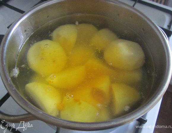 Картофель отварить, в воду добавить куркуму для цвета, посолить. Варить до готовности картофеля 20-25 минут, сделать пюре (картофель разбавлять отваром в котором варился)