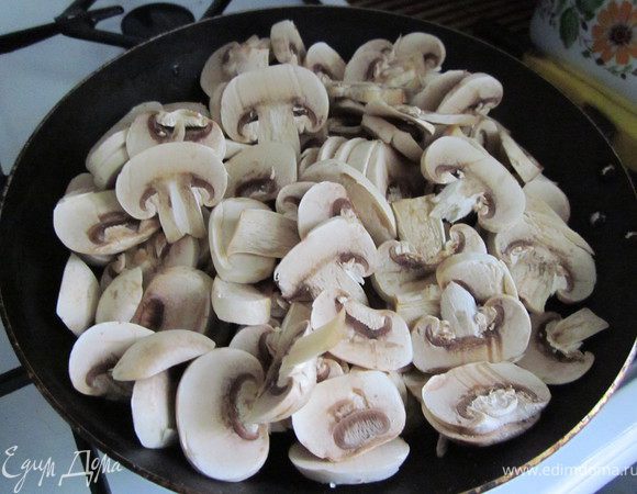 Шампиньоны порезать пластинками и обжарить на оливковом масле. Добавить прованские травы и немного посолить.