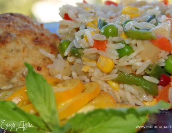 Отвариваем рис до готовности, на сковороду выкладываем мексиканскую смесь ( можно замороженную) солим, перчим, накрываем крышкой и обжариваем в течении 5-7 минут под крышкой. Смешиваем рис и овощи в отдельной тарелке - рис по мексикански готов!
Для приготовления  биточков: с окорочка снять мякоть, филе режем на куски. Хлеб заливаем молоком или водой. Мясо и хлеб пропускаем через мясорубку. Солим, перчим и хорошенько вымешиваем фарш. 
Для начинки: грибы мелко режем, обжариваем на сковородке, добавляем муку и молоко, солим и перчим. 
Из фарша делаем лепешку, кладем на середину одну-две чайные ложки начинки, затем формируем шарики, выкладываем на противень, смазанный растительным маслом и запекаем до готовности примерно 25-30 минут.
Приятного аппетита!!
