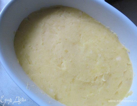 Выложить 1/3 картофельного пюре в форму.