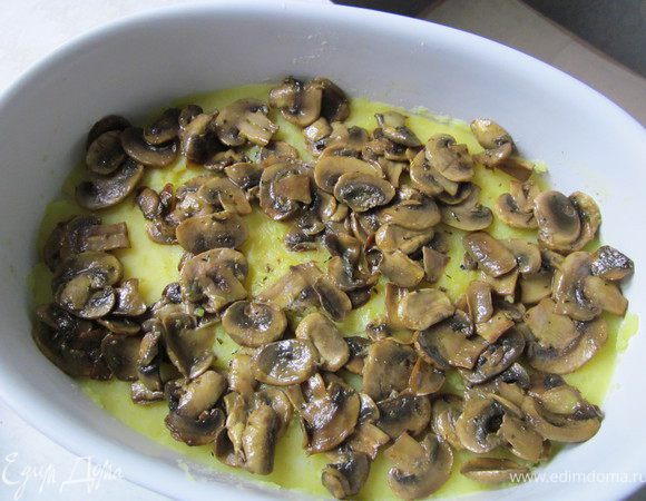 Уложить на картофель жаренные грибы.
