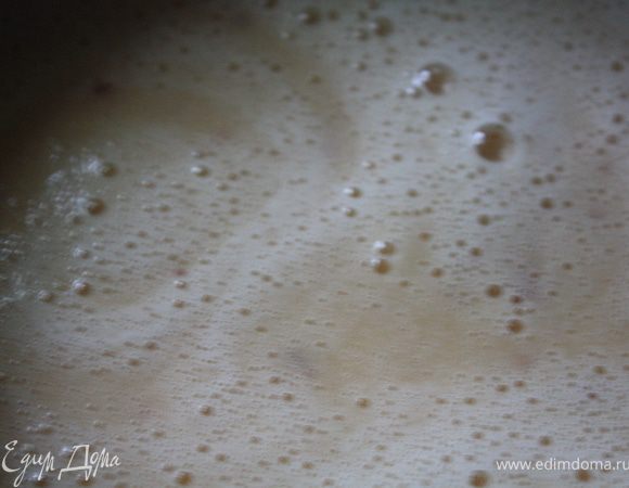 и финальный шаг: в остывшее до примерно 40 градусов вино вливаем нашу дынно-персиковую смесь, добавляем сок половинки лимона, все перемешиваем и отправляем в морозилку, не забывая периодически каждые час-два перемешивать. После застывания (не быстрого ибо там вино) раскладываем по бокалам и креманкам и наслаждаемся. Украсить можно мятой и вот только сейчас пришла в голову мысль, что кусочки свежей дыни будут тоже очень кстати.