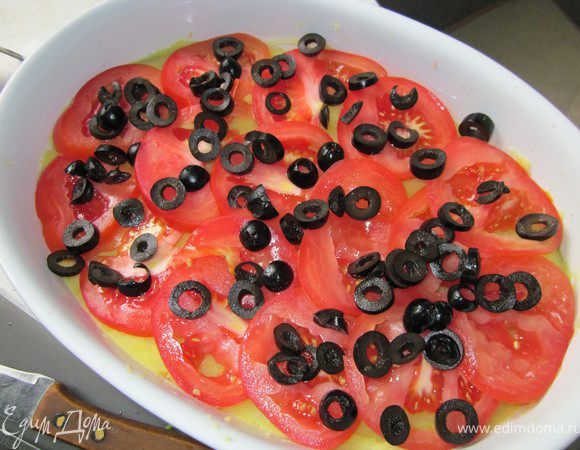 Томаты и маслины порезать кружочками, положить поверх картофеля. 