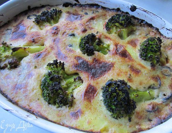 Теперь выкладываем оставшееся пюре. Смазываем верх соусом. Брокколи (если использовали замороженную, то предварительно разморозить)выложить поверх запеканки, вдавливая ее в картофельное пюре. Запекать до румяной корочки, минут 20. Приятного аппетита!