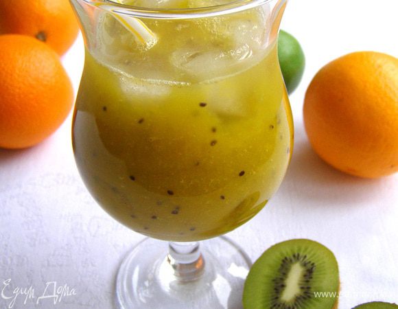 Долить виноградный сок до состояния нужной густоты, ещё раз взбить. В бокалы положить кубики льда, вылить коктейль. Подавать с широкой соломинкой.