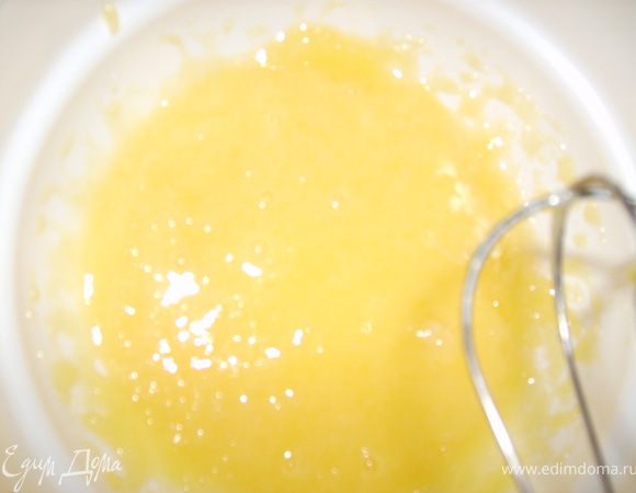 отделить белки от желтков, желтки взбить с 2 ложками сахара до увеличения в объеме в 2 - 3 раза