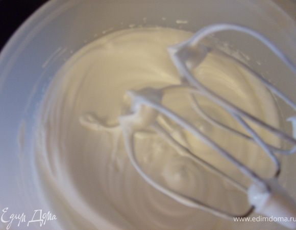 Белки так же взбиваем с 2 ложками сахара, до устойчивых пиков