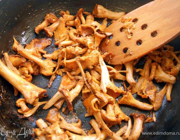 Лисички промыть, обсушить и обжарить на сухой сковороде на сильном огне 5-6 минут. Слить лишнюю жидкость, продолжать готовить, с добавлением масла, несколько минут. Отложить.