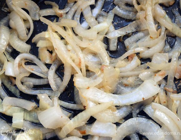 В той же сковороде обжарить нарезанный полукольцами лук, до прозрачности, несколько минут. 