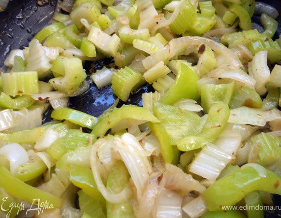 Присоединить нарезанные сельдерей и перец, готовить еще 2-3 минуты.