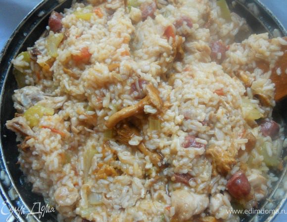 ***Рис должен быть слегка влажным, но не плавать в воде***. Далее рекомендую сковороду накрыть крышкой и оставить на 5 минут - пусть джамбалайя дойдет хорошенько пропитается всеми ароматами, после чего снять крышку, чтобы немного остыла и окончательно подсохла. Подавать, присыпав петрушкой.