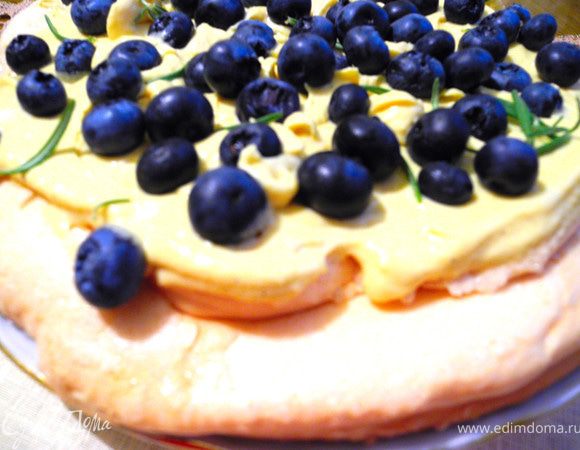 На остывшую меренгу намазать осторожно слой крема и украсить ягодами. Сначала у меня была голубика.