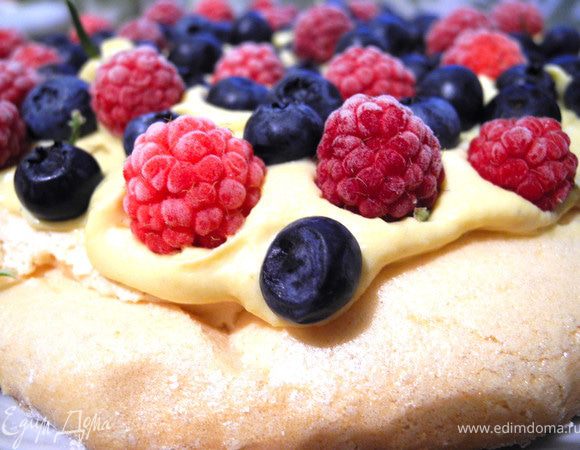 Потом добавила розмарин и малину. Легкий, нежный, воздушный торт с достаточно плотным кремом и кисленькими ягодами - вот что у меня в результате получилось. 