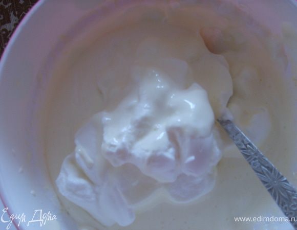 Теперь аккуртано смешиваем желтки с половиной нормы белков,