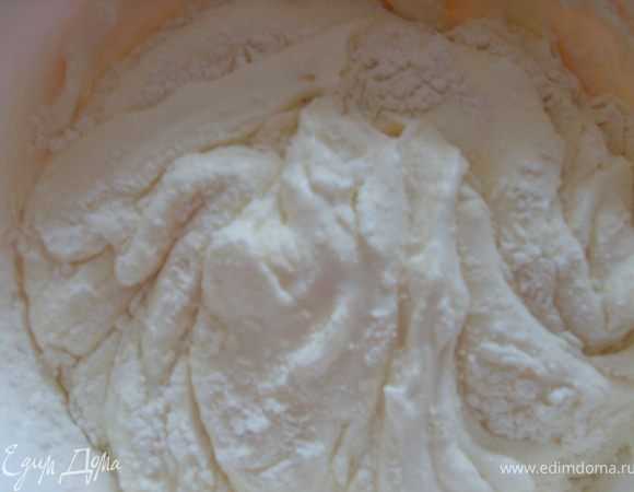 Добавляем предварительно смешанные муку, крахмал и разрыхлитель, в желтки с белками, все также аккуратно смешиваем