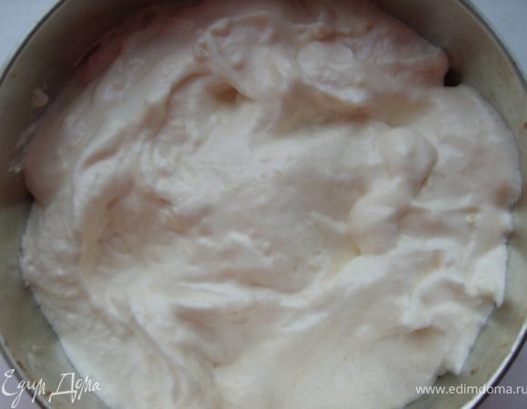 Добавляем оставшиеся белки, все перемешиваем и выливаем в смазанную маслом форму (у меня была форма на 23 см.) 