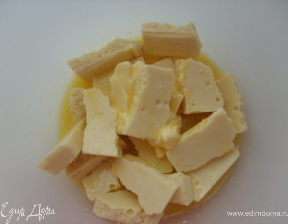 В то время пока печется бисквит готовим прослойку, шоколад растапливаем с маслом,