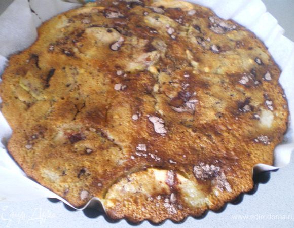 Приготовить тесто. Положить в чашку манку, стакан сахара,яйца, кефир и соду. Замесить тесто и оставить для набухания крупинок манки (около 30 минут). В сотейнике растопить сливочное масло и положить туда, нарезанные ломтиками, яблоки. Сверху посыпать оставшемся сахаром и карамелизовать 10 минут. Дно формы застелить бумагой и выложить яблоки, сверху залить загустевшим  тестом. Сверху посыпать какао и сделать разводы. Поставить в духовку и выпекать 25 минут. Готовый пирог остудить и вынуть из формы, перевернув её.