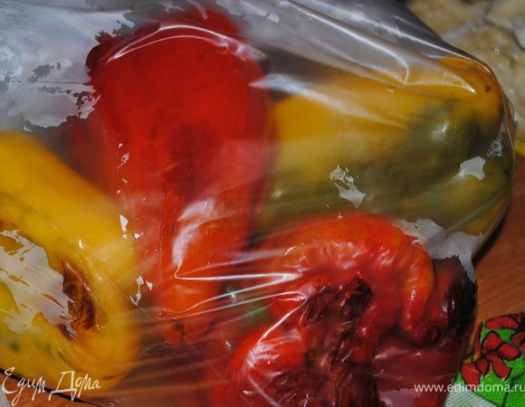 Когда перцы испекуться их нужно поместить в пакет на 15 минут. Потом с них кожура очень хорошо слазит.