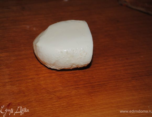 Порезать кружочками моцареллу.