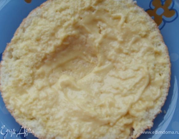 Теперь приступаем к сборке: на корж  наносим шоколад, 