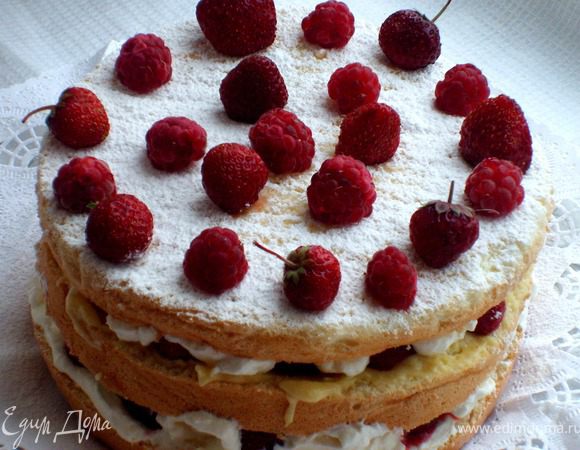 В итоге получаем вот такой красивый тортик! Украшаем на ваш вкус! я просто посыпала сахарной пудрой сверху ;))