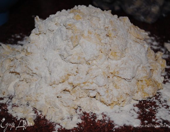 Начать вымешивать тесто.