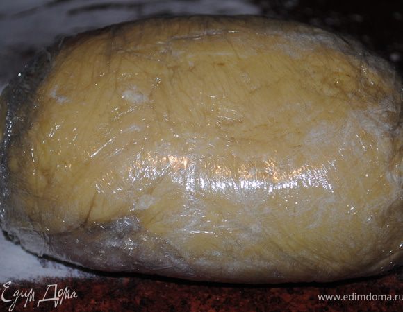 С теста сформировать шар, завернуть в пленку и положить в холод на час.