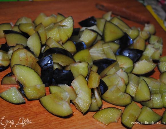 Сливы нарезать кубиками 
