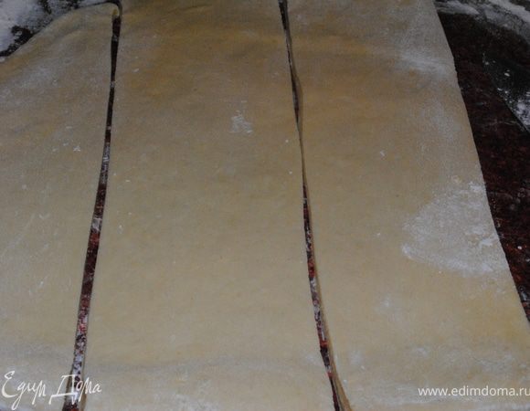Раскатать тесто, нарезать полосками.