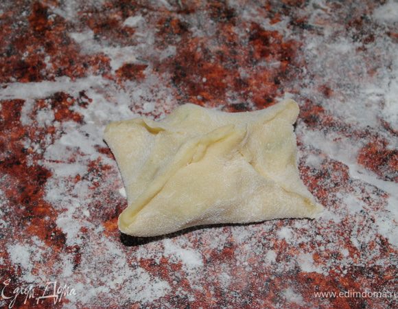 плотно защипнуть края и выложить на противень.