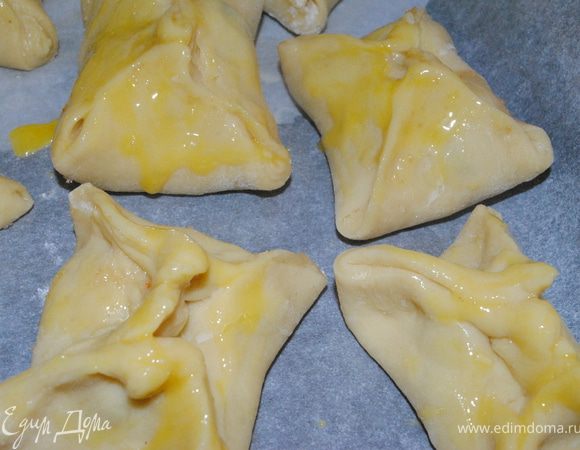 Смазать яйцом, посыпать сахаром и запечь до румяной корочки.