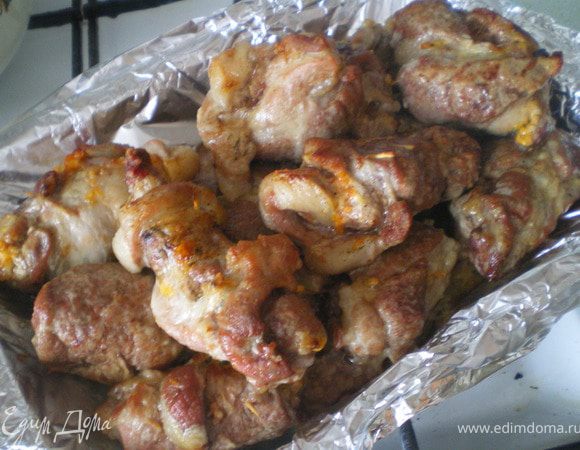 Мясо нарезать на куски и отбить. Посолить, поперчить. Баклажаны нарезать тонкими ломтиками и обжарить на растительном масле. Морковь натереть на тёрке, добавить измельчённый чеснок и запрвить майонезом. На отбивные мяса положить ломтик баклажана, сверху морковь и свернуть в рулетик. Сколоть зубочистками или обвязать нитью. Обжарить на сковороде 5 минут. Затем выложить рулетики на противень и запечь в духовке 30-40 минут. Перед подачей вынуть зубочистки.