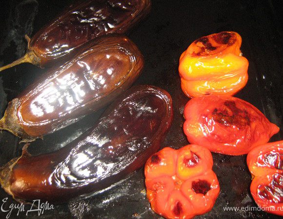 Баклажаны и перцы вымыть,вытереть на сухо,смазать раст.маслом,баклажаны наколоть вилкой в нескольких местах и запечь в разогретой до 200С духовке,до готовности(перцы периодически переворачивать)