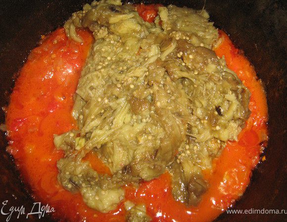 с готовых овощей снять кожицу,овощи мелко нарезать кубиками.Нашинковать мелко репчатый лук,обжарить в небольшом количестве раст.масла,добавить натёртые помидоры,убавить огонь и тушить,что бы помидоры немного загустели.