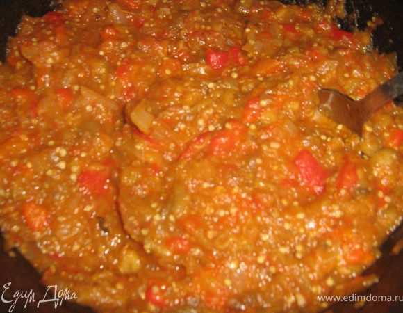 В готовые лук и помидоры добавить баклажаны и перец,хорошо перемешать,посолить( я ещё добавила чайную ложку сахара),добавить измельчённый чеснок,потушить всё помешивая минут 7-8.