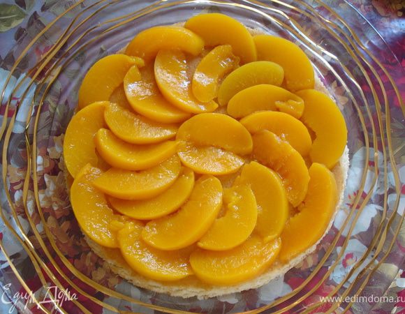 Торт №2. Бисквитные коржи. Диаметр формы = 20 см. Испечь 3 коржа: 5 яиц взбить с 160 г сахара, добавить 100 г муки.
Выложить первый корж на блюдо, уложить на него слой консервированных персиков.
